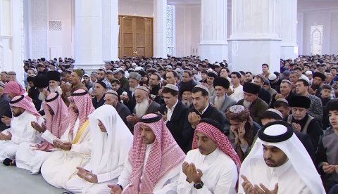 В мечетях Туркменистана прошёл Праздничный намаз Ид аль-Фитр 