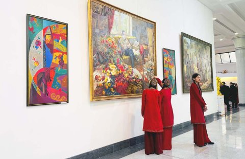В Туркменистане проходит выставка под названием «Parahatçylyk - bagtyň açary»