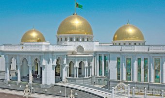 Президент Туркменистана удостоен юбилейной медали к 30-летию нейтралитета