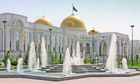 Сердар Бердымухамедов наградил выдающихся женщин Туркменистана