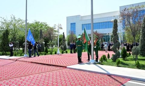 Спуск флагов Туркменистана и ООН подытожил завершение Конференции в Авазе