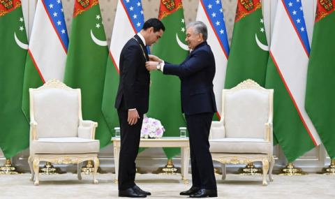 Президент Туркменистана получил высшую государственную награду Узбекистана