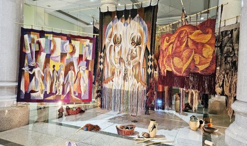 В Ашхабаде представили династию мастеров туркменского гобелена