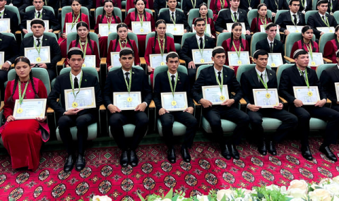 В Ашхабаде наградили победителей олимпиад по экономике и философии