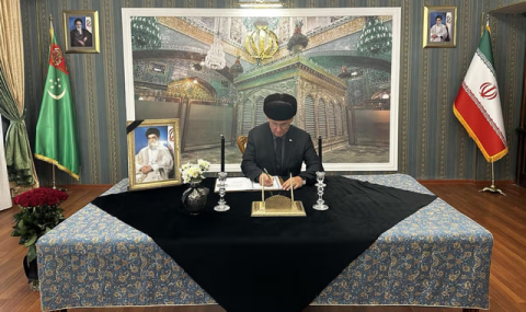 Глава МИД Туркменистана оставил запись в книге соболезнований в посольстве Ирана