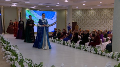 В Ашхабаде прошёл показ летней моды туркменских костюмов