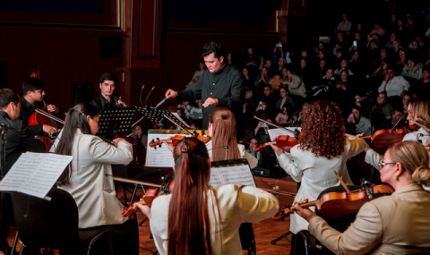 Жители Ашхабада услышали музыку из любимых телесериалов