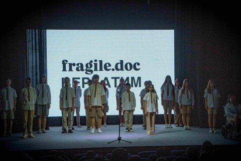 «Вебратим»: Театр как зеркало общества – спектакль, который меняет восприятие