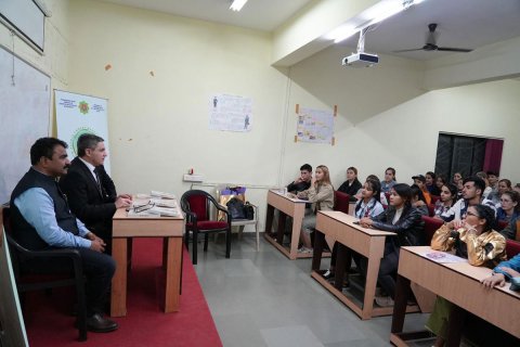 Туркменские дипломаты провели встречи в вузах Индии
