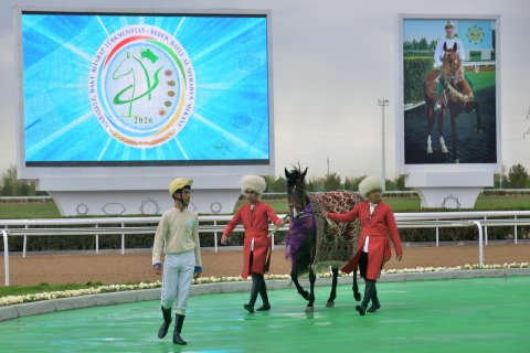 Весенний сезон скачек торжественно открыт в Лебапском велаяте