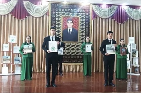 В средней школе города Мары прошёл праздник книги и национальных ценностей