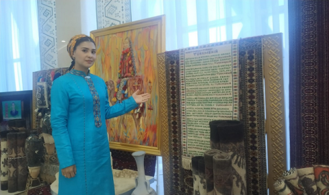 На Неделе культуры представили уникальный палас со строками Махтумкули