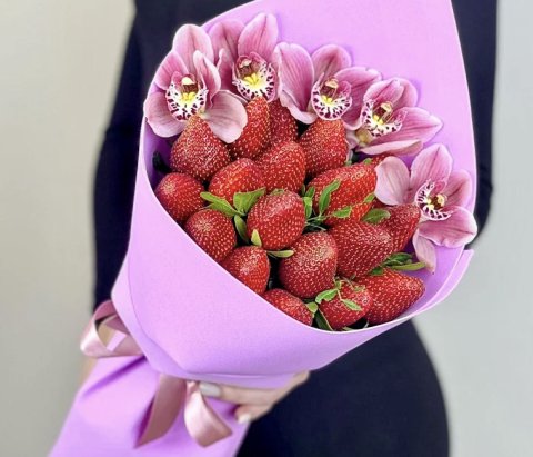 В Ашхабадском магазине реализуются подарочные букеты из клубник