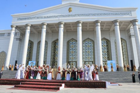 Ярким праздником сценического искусства открылся театральный фестиваль ТЮРКСОЙ в Ашхабаде 
