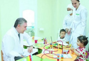 Благотворительный фонд имени Гурбангулы Бердымухамедова помогает детям