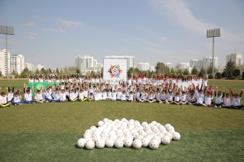 Юные футболисты Ашхабада продемонстрировали мастерство на фестивале «CAFA NOWRUZ-2025»