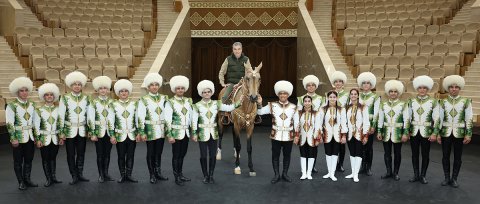 Президент Туркменистана поздравил Группу национальных конных игр «Galkynyş»