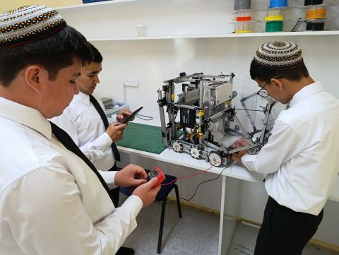 Школьники Туркменистана едут на «Олимпиаду роботов» в Панаму