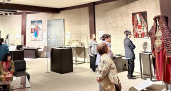  В Токио открылась выставка туркменских костюмов и украшений