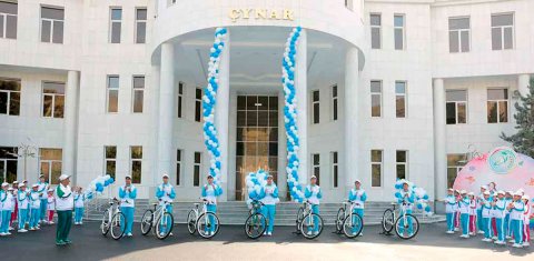 Детям «Döwletliler köşgi» вручили велосипеды в честь Всемирного дня велоспорта