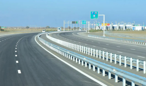 В городе Аркадаг улучшают дорогу для жителей и пассажиров