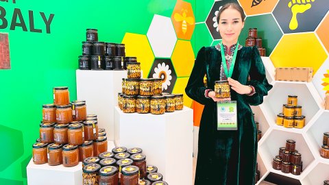 В Туркменистане начали производить мёд со вкусом клубники