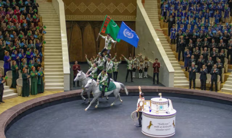 Президент Туркменистана вручил группе «Галкыныш» 3 млн манатов за их работу