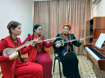 Педагог из Ашхабада посвятила жизнь дутару с плектром