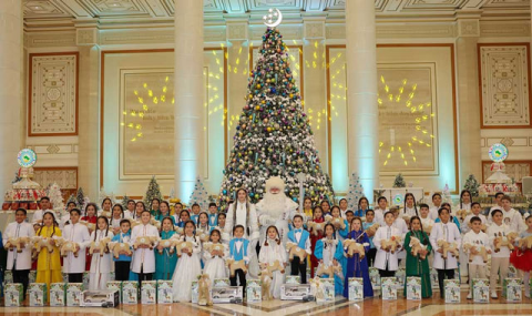 Туркменские дети встретили Новый год во Дворце Maslahat köşgi