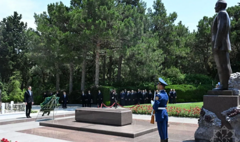 Президент Туркменистана возложил цветы к мемориалам в Баку