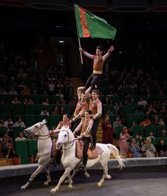 Цирк Туркменистана запустил новогоднее шоу «Крылатые скакуны»