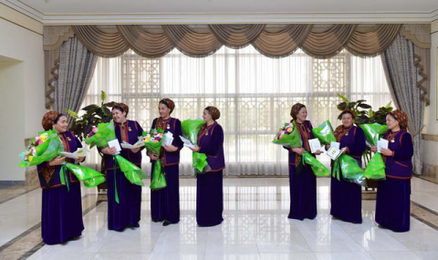 Национальный Лидер туркменского народа отметил вклад женщин в развитие страны