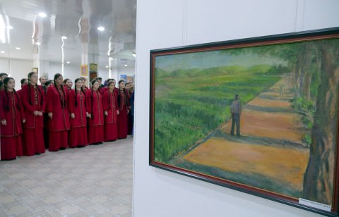 В Ашхабаде открылась персональная выставка живописных работ Ровшена Аннаниязова 