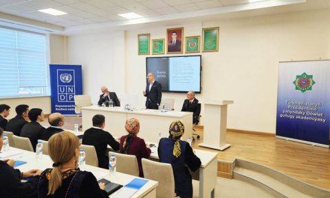 Учащиеся Академии госслужбы Туркменистана знакомятся с цифровой культурой