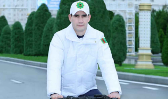 Президент Туркменистана возглавил велопробег в Ашхабаде