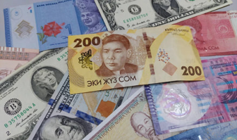 Кыргызстан начал самостоятельно печатать свою валюту