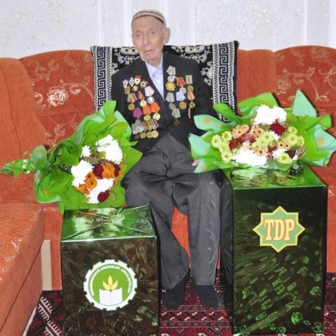Ветеран Кошек Солтанмырадов из Туркменистана принимает поздравления с 100-летним юбилеем