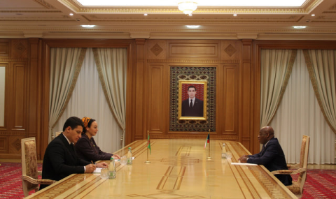 В Меджлисе Туркменистана приняли верительные грамоты посла Экваториальной Гвинеи