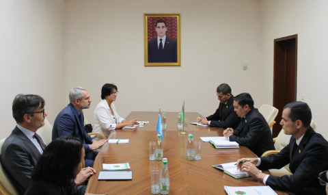 В Меджлисе Туркменистана состоялась встреча с экспертами ЕЭК ООН