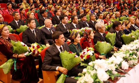 В Ашхабаде вручили государственные награды и почётные звания