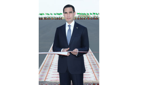 Президент Туркменистана принял участие в открытии стекольного цеха