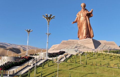 Президент Туркменистана подарил народу свою новую книгу о Махтумкули Фраги