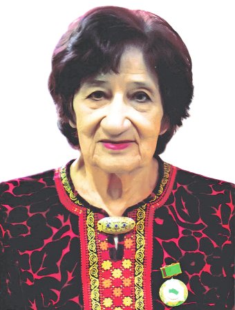 Счастливая женщина из Туркменистана празднует 80-летний юбилей