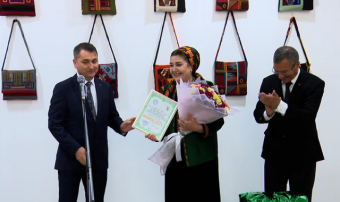 Гульджахан Тораева представила авторские гобелены в Ашхабаде