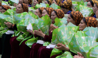 В Туркменистане многодетные матери удостоены почетного звания «Эне мяхри»