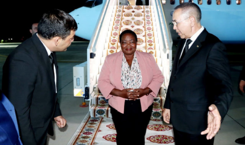 Премьер-министр Уганды прибыла в Туркменистан для участия в конференции ООН