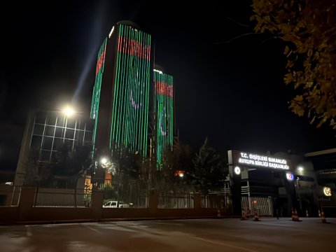 В честь Дня независимости здания Анкары окрасились в цвета туркменского флага