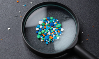 Пластик превращают в топливо с помощью солнечного света