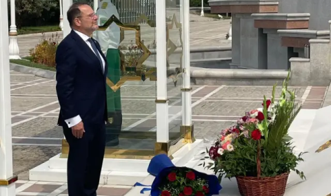Посол ЕС посетил монумент Независимости Туркменистана