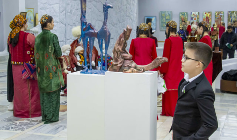 Туркменские художники показали выставку к 30-летию Нейтралитета